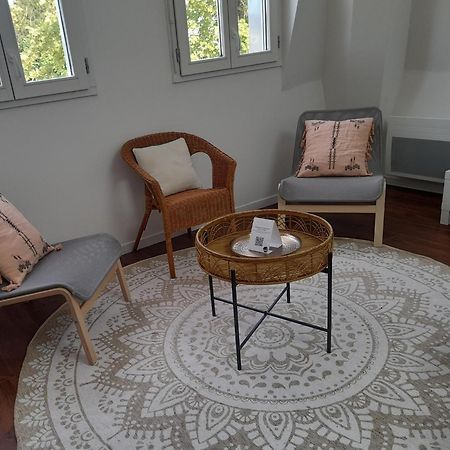 Appart Dans Petit Chateau En Centre Ville Lagny-sur-Marne Luaran gambar