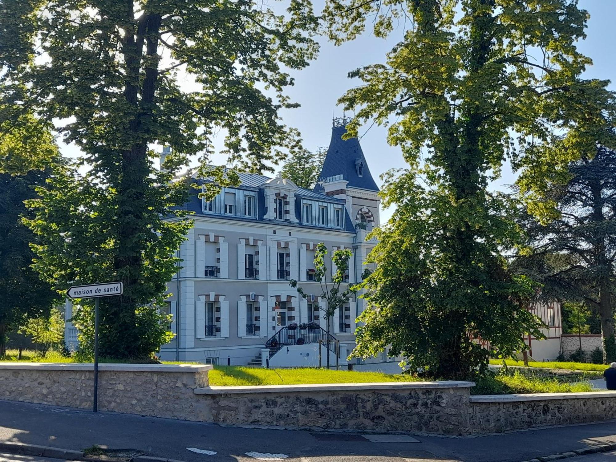 Appart Dans Petit Chateau En Centre Ville Lagny-sur-Marne Luaran gambar