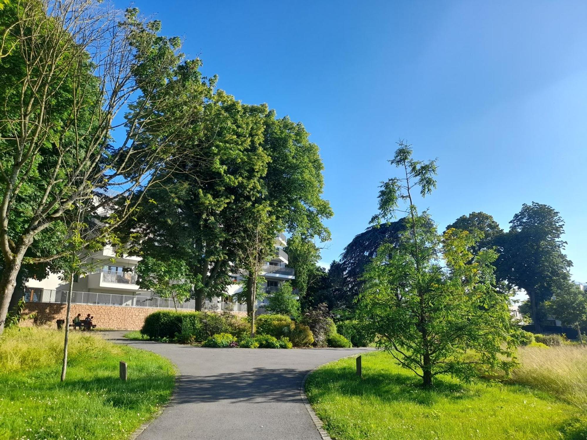 Appart Dans Petit Chateau En Centre Ville Lagny-sur-Marne Luaran gambar